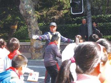 大學(xué)路小學(xué)門前協(xié)管員受網(wǎng)友盛贊 舍身救學(xué)生