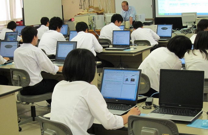 ɽ�|Ӌ(j��)��C(j��)��(y��ng)�ÌW(xu��)У�ļҺ�