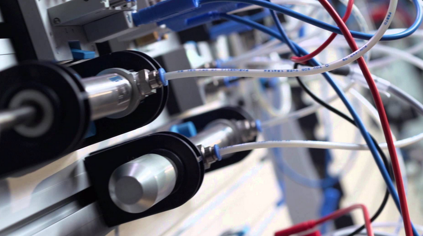 ���ݙC(j��)�һ�w���W(xu��)У�ļҺ�