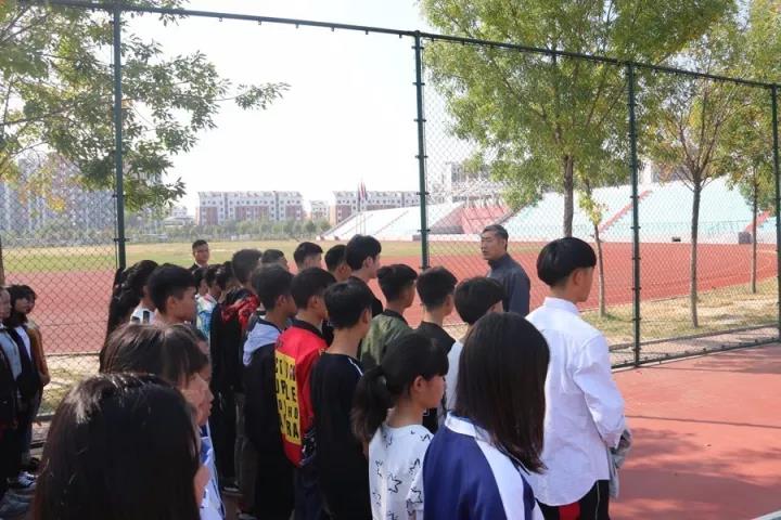 �{(l��n)���I(y��)�W(xu��)У��(gu��)�c����С�L(zh��ng)����У�W(xu��)�����(d��ng)�S�����