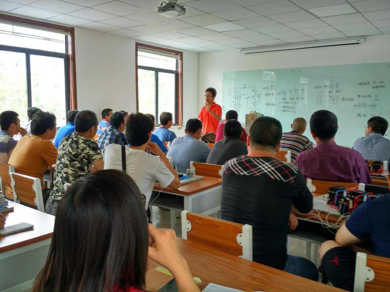 ���u�W(li��n)�I(y��)��Ӗ(x��n)�W(xu��)У��ô�ӣ�