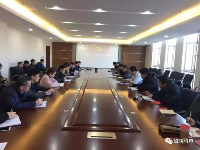 12��7�����C(j��)늹��̌W(xu��)Ժ�h��֧�e�k��ʮ�Ŵ������v��(b��o)���(hu��)��ɽ�|ʡ���з���(w��)���g(sh��)�W(xu��)Ժ���v�F(tu��n)�ɆT���W(xu��)Ժ�hί����ӛ�u����ͬ־�o������P(gu��n)�ڌW(xu��)��(x��)؞���h��ʮ�Ŵ���Ĉ�(b��o)�����C(j��)늹��̌W(xu��)Ժ�h��֧��ӛꐳɾ�ͬ־���֕�(hu��)�h����֧ȫ�w�h�T��ȫ�w�̎������˱��Έ�(b��o)���(hu��)�� �u����ͬ־�ڈ�(b��o)����ָ�����P(gu��n)����(x��)��ƽ�r(sh��)���Ї���ɫ���(hu��)���x˼��������Ҫ����I(l��ng)��(hu��)��(x��)��ƽ�r(sh��)���Ї���ɫ���(hu��)���x˼����S����(n��i)����ָ��(d��o)���x��ͨ�^(li��n)ϵʮ�Ŵ�������}��(li��n)ϵ�r(sh��)�����҇����(hu��)��Ҫì��׃����(li��n)ϵ�r(sh��)�����Ї����a(ch��n)�h�Ěvʷʹ����(li��n)ϵ�r(sh��)���Ŀ��wĿ��(bi��o)��(li��n)ϵ�r(sh��)�����M(j��n)���(xi��ng)�I(y��)�l(f��)չ���ش��e����(li��n)ϵ�r(sh��)����ȫ��ć�(y��n)���h�Ĳ���Ҫ�������(g��)����ȫ���J(r��n)�R(sh��)��(x��)��ƽ�r(sh��)���Ї���ɫ���(hu��)���x˼�룬����(x��)��ƽ�r(sh��)���Ї���ɫ���(hu��)���x˼������ָ��(d��o)˼������؞���h��ʮ�Ŵ����c�Ƅ�(d��ng)�W(xu��)Ժʮ����l(f��)չҎ(gu��)����،�(sh��)ʩ�o�ܽY(ji��)�������������c�ӏ�(qi��ng)����������ɫ��У���O(sh��)�o�ܽY(ji��)�����������ӿ����M(j��n)�W(xu��)Ժ�l(f��)չ���O(sh��)��   �u����ͬ־���c(di��n)�v���ˡ��˂�(g��)���_������ʮ�Ă�(g��)��(ji��n)�֡�������I(l��ng)��(hu��)��(x��)��ƽ�r(sh��)���Ї���ɫ���(hu��)���x˼����I(l��ng)��(d��o)���x����Ҫ�ι̘������Ă�(g��)���R(sh��)����(ji��n)�Q�S�o(h��)��(x��)��ƽ����ӛ�ĺ����I(l��ng)��(d��o)��λ������Ҫ��(ji��n)�֡��Ă�(g��)���š�������Ҫ��(ji��n)�������������(g��)���������ڂ����(m��ng)�����e�OͶ������(sh��)�`�Ќ�(sh��)�F(xi��n)�������������h�T�ɲ�������������̎�Ҫ�ӏ�(qi��ng)��(g��)�ˌW(xu��)��(x��)�����I(y��)Ҏ(gu��)�����Y(ji��)���h��ʮ�Ŵ��������؟(z��)�Γ�(d��n)��(d��ng)���R(sh��)�Y(ji��)�όW(xu��)Ժ�����ڌ�(sh��)�H������(d��ng)������������  �u����ͬ־������c(di��n)Ҫ����һ���ӏ�(qi��ng)�W(xu��)��(x��)������(qi��ng)���I(l��ng)�������h�T�ɲ���(y��ng)����ӏ�(qi��ng)���ΌW(xu��)��(x��)�͘I(y��)��(w��)�W(xu��)��(x��)��ͨ�^����W(xu��)��(x��)�h��ʮ�Ŵ�������b�^�X��ȫ������������B(y��ng)���������ړ�(d��n)��(d��ng)���������顣��Ҫ��?y��n)鹤���?d��ng)�е�һЩ���y���ɴ��˿s��Ҫ���ړ�(d��n)��(d��ng)����Ҫ���������M(j��n)���Yͬ�r(sh��)Ҫ�ӏ�(qi��ng)������Ŭ���͌W(xu��)��(x��)���ڼ������R��45�����缼�ܴ�ِ�в��ܹ������ֻ���B(y��ng)��ِ�W(xu��)����ͬ�r(sh��)��(y��ng)�����P(gu��n)עץ�ÏV��W(xu��)���Ľ������B(y��ng)�����w�W(xu��)�������|(zh��)�����������(hu��)������Ҫ�����������ȴ��������ڷ�I(xi��n)���h�T�ɲ�ͬ־�ڹ�����(d��ng)�Б�(y��ng)��(d��ng)�����^������h�T���hģ���������ώ��������t����������ӛʹ����ͬ�r(sh��)Ҫ��C(j��)늹��̌W(xu��)Ժ�ڌW(xu��)У�l(f��)չ�ĸ��(xi��ng)������(d��ng)��Ҳ���������ȴ�����  ��(hu��)�h�ϣ��C(j��)늹��̌W(xu��)ԺԺ�L(zh��ng)����(qi��ng)����ӛꐳɾ�����Ժ�L(zh��ng)�����քe����˼�빤���R��(b��o)���ڈ�(ch��ng)��ÿһλ�h�T���̎�Ҳ�İ�ȫ�[�����̌W(xu��)�h(hu��n)��������}���W(xu��)��������������t(y��)�Ȇ��}��(du��)�W(xu��)Ժ�İl(f��)չ����˽��h����Ҋ��