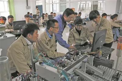 職教集團化能否化解職業(yè)教育發(fā)展難題 職教集團化能否化解職業(yè)教育發(fā)展難題