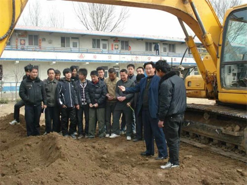 ��Έ�(b��o)����(j��)���E���ھ�C(j��)��Ӗ(x��n)�W(xu��)У����ôȥ�W(xu��)У�أ�