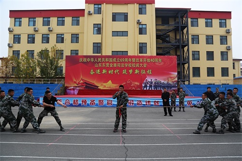 ���ľ��� ��־�ɳǡ���ɽ�|�|�I���˾���W(xu��)У�e�аκӱ�ِ