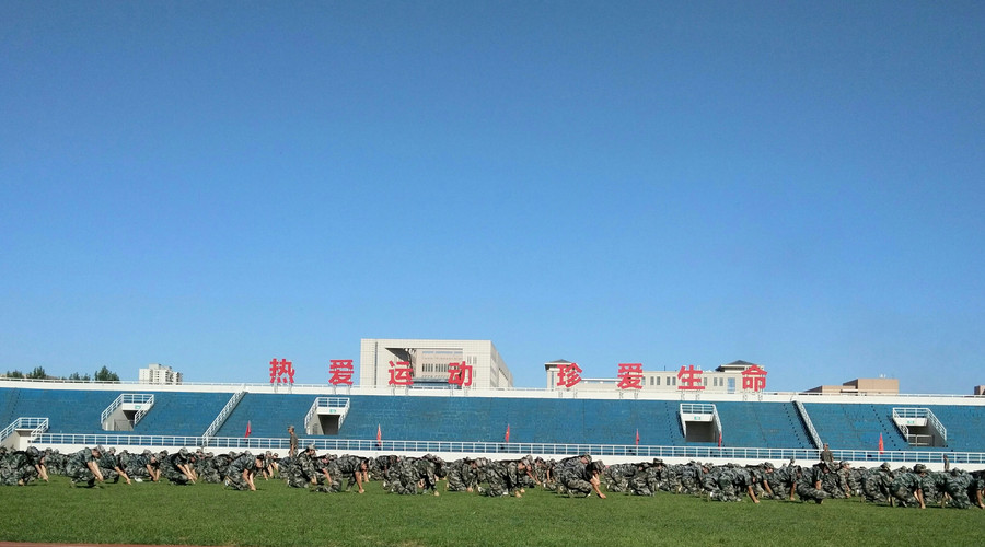 ɽ�|���������W(xu��)У�����к���ɫ��