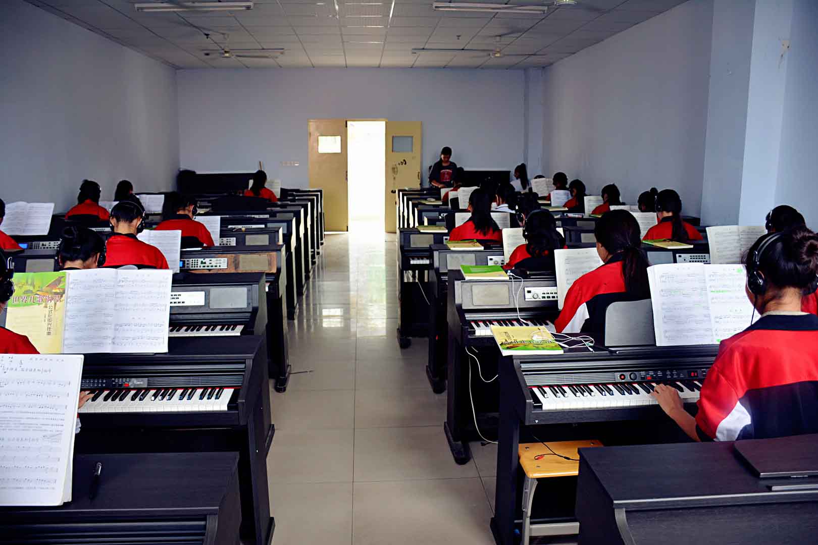 �����ǿƼ����W(xu��)У�͵����ǿ�Ů�ӌW(xu��)Ժ��ͬһ���W(xu��)У����