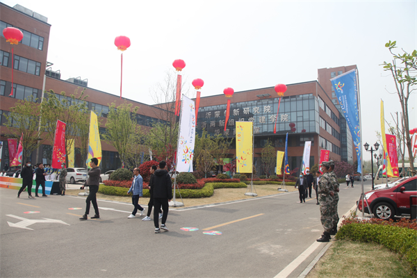 �R�����ɇ���������չ����(n��i)��չӢ�ˣ����W(xu��)���b�ٳ��L