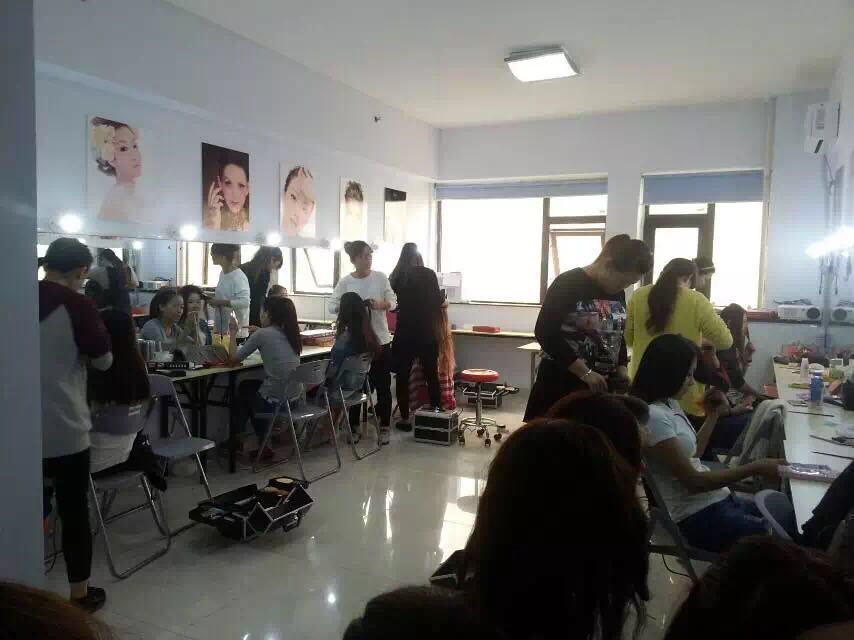 �Ͳ��������y������Ӗ(x��n)�W(xu��)УӰ�ǻ��yȫ�ư�Æ���