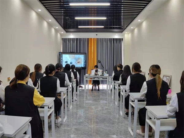 �ʝɟ��ݰl(f��)���������l(f��)�WУ�_�O����Щ�����n�̣�